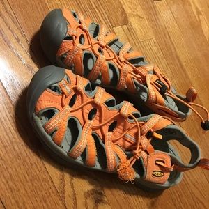 Size 9.5 orange Keen shoes